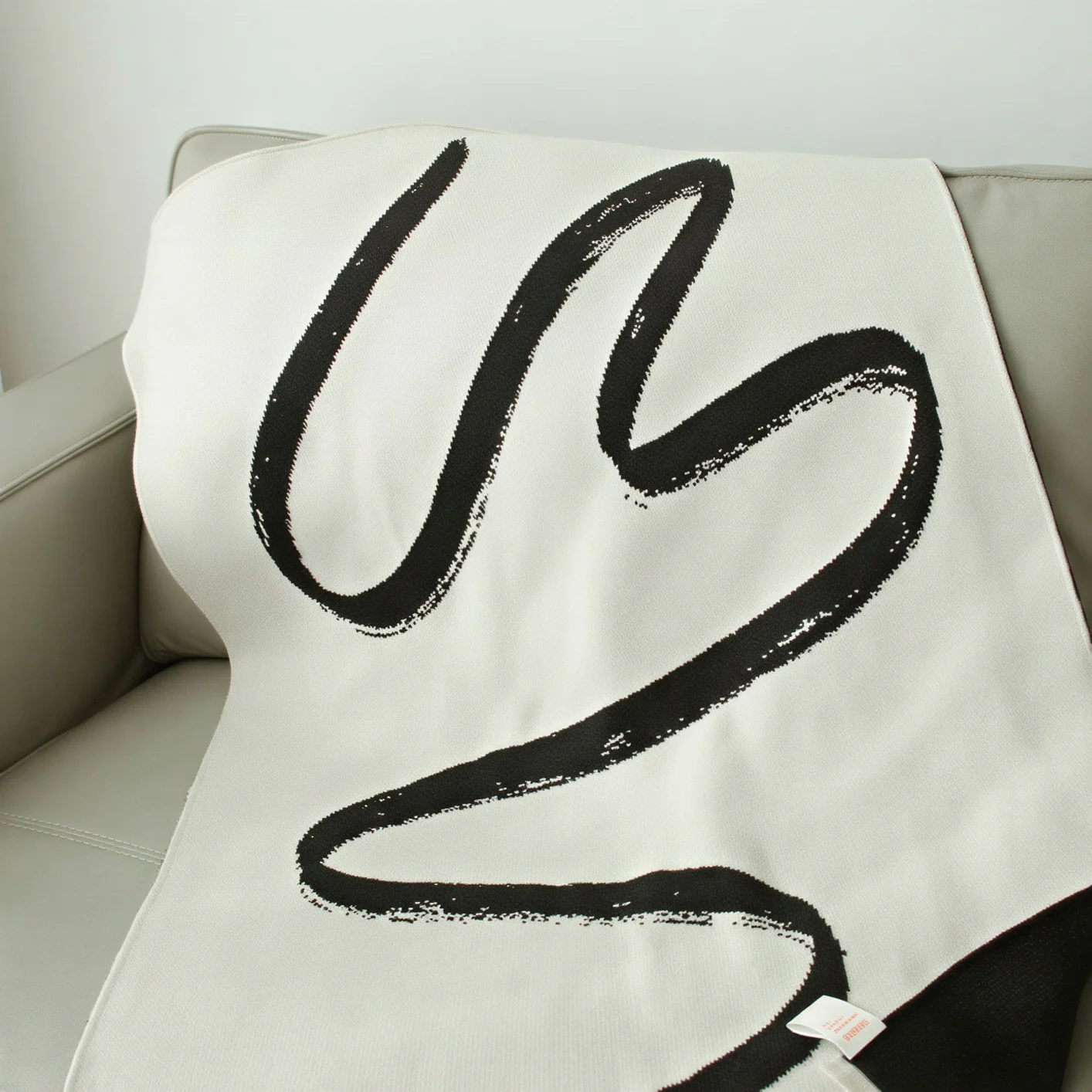 Brush Pattern Reversible Knit Blanket - Image 3