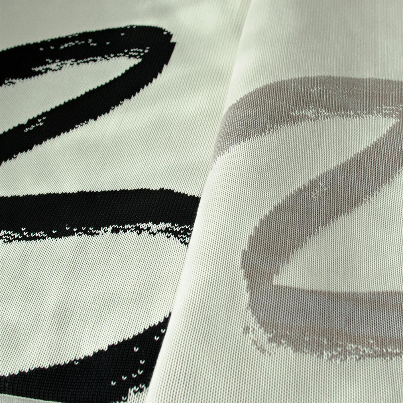 Brush Pattern Reversible Knit Blanket - Image 5